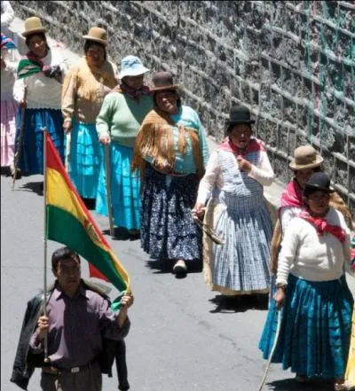 Tito vient d'un endroit où l'on porte des chapeaux ronds... Lequel ?