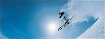 Où les plus vieux skis n'ont-ils pas été découverts ?