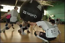 Pendant combien de minutes le joueur doit-il garder le ballon en l'air dans ce jeu ?