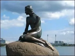 Une statue en bronze nomm&eacute;e "La Petite Sir&egrave;ne" se trouve dans le port de Copenhague.