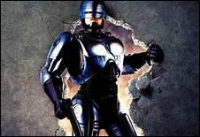 Comment s'appelait le policier abattu avant de devenir Robocop (1987) ?