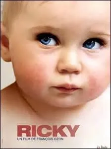 Quelle est la particularité du bébé "Ricky" dans le film du même nom ?