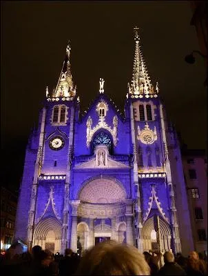 Dans la fameuse ville citée dans la première question, quel personnage dont la statue est exposée à Fourvière, fête-t-on le 8 décembre, jour de "la fête 
des lumières" ?