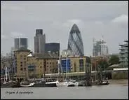 Comment s'appelle le quartier d'affaires de Londres ?