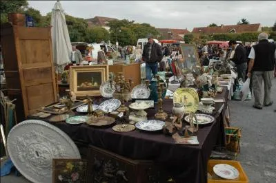 Calculez : Un brocanteur achète un meuble 35 euros et le revend 55 euros. Il le rachète 65 euros et le revend 85 euros. A-t-il gagné ou perdu de l'argent, et combien ?