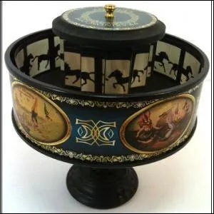 Voici un objet qui est le plus ancien ancêtre de celui des frères Lumière. C'est un jouet optique qui donne l'illusion du mouvement. C'est l'ancêtre des dessins animés. Quel est son nom ?