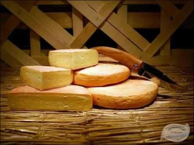 Le munster est produit dans tout l'est de la France. Il doit son nom à la ville de Munster qui vient d'un mot allemand signifiant...