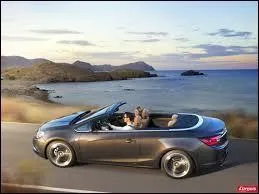 De quelle marque de voitures fait partie cette voiture décapotable ?