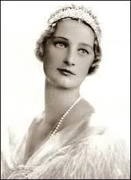 Le 15 décembre, elle épouse le roi Baudouin à Bruxelles. La mère de celui-ci, décédée tragiquement en 1935, était connue pour sa beauté et l'aide qu'elle apportait aux plus démunis. Qui était-elle ?