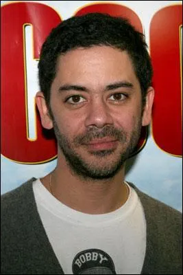 Manu Payet, né le 22 décembre 1975 à Saint-Denis, est un humoriste, acteur, réalisateur, scénariste et animateur de radio et de télévision français. Dans quel film de Gad Elmaleh joue-t-il en 2009 ?