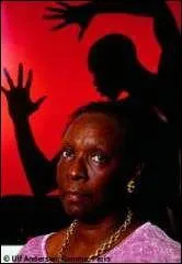 Quelle écrivaine française née à Pointe-à-Pitre, a publié "Le cœur à rire et à pleurer : contes vrais de mon enfance", où elle dépeint son enfance et son adolescence dans la Guadeloupe des années 1950 ?