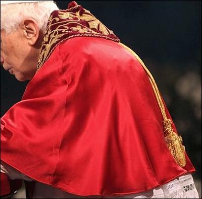 La ... du pape, courte pèlerine sans capuche, est en velours rouge. Celle d'hiver est bordée d'hermine blanche.