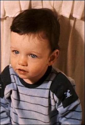 Quel âge Harry a-t-il quand il est emmené chez les Dursley ?