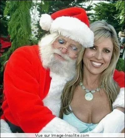 Laquelle de ces expressions révèle une qualité bien connue du Père Noël, et confirmée par son regard dans ce cliché photo ?