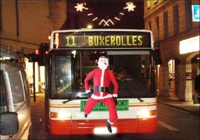 Un accident est si vite arrivé ... Si le Père Noël portait un gilet jaune fluo, il risquerait moins de se prendre un bus ?