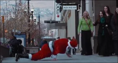 Il semble que ce Père Noël breakdance de rue s'entraîne pour conserver sa forme dans les périodes les plus calmes à...