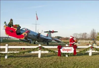 Un accident est si vite arrivé ... Si le Père Noël portait un gilet jaune fluo, il risquerait moins de se prendre un avion ?