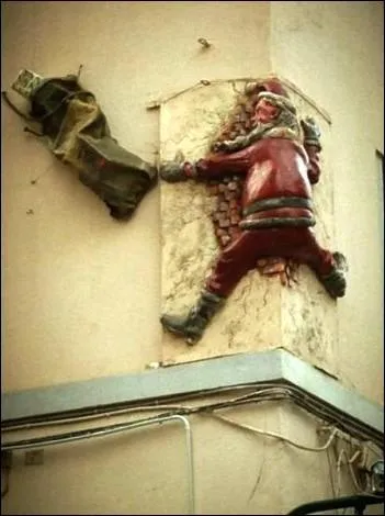 Qui est représenté de dos sur cet ornement mural original ?