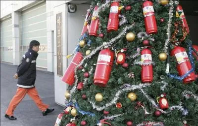 Ce sapin de Noël, original dans sa décoration, peut sauver d'un incendie ; mais qui en sont probablement les concepteurs ?