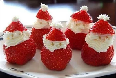 Mathématiques ! Cinq pères Noël possèdent cinq fraises chacun. Toutes les fraises ont de la crème chantilly. Quatre des pères Noël mangent toutes les fraises. Combien reste-t-il de pères Noël ?