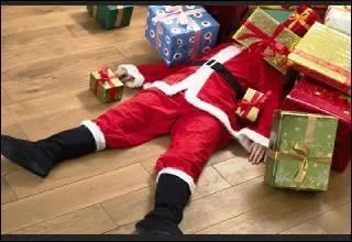 Observation : Sûrement que si ces paquets cadeaux portaient des gilets jaune fluo, le père Noël risquerait moins de se prendre les pieds dedans. Combien portent pourtant un nud de ruban bien visible et complet sur cette image ?