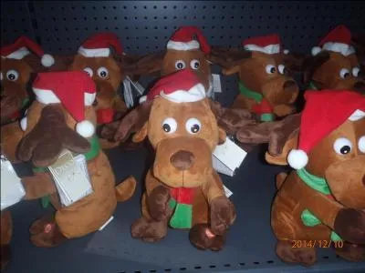 Pour terminer, trouvez le nom de cet (ou cette) interprète grâce au titre de cette chanson : La fille du Père Noël !