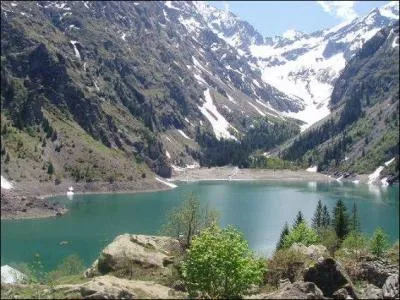 Quel est ce lac que vous pourrez-voir dans le département de l'Isère dans lequel les pics rocheux de l'Oisans se reflètent dans ses eaux pures ?