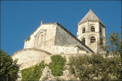Quel est ce pittoresque village situé près de Saint-Paul-Trois-Châteaux dans la Drôme dont l'église perchée possède un élégant clocher ?