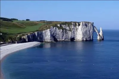 A Etretat de la porte d'Aval et de la porte d'Amont, laquelle est la plus haute ?
