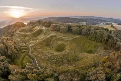 Dans quel département se situe la butte de Vauquois qui fut le lieu de terribles combats pendant la Première Guerre mondiale ?