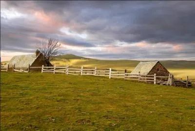 Sur quel département ne se situe pas l'Aubrac ?