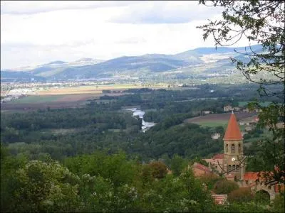 Quel est ce joli village du Puy-de-Dôme dont l'église renferme un beau buste du Christ de la fin du XIVème siècle ?