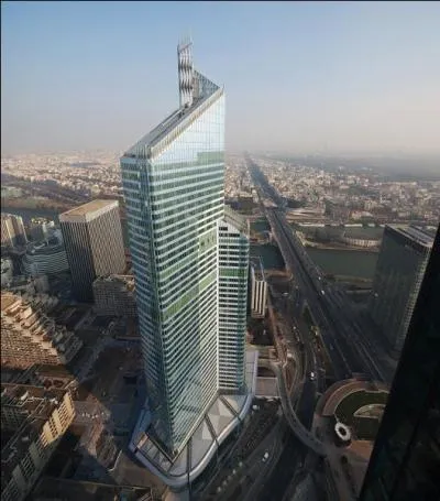 Combien mesure la tour First ?