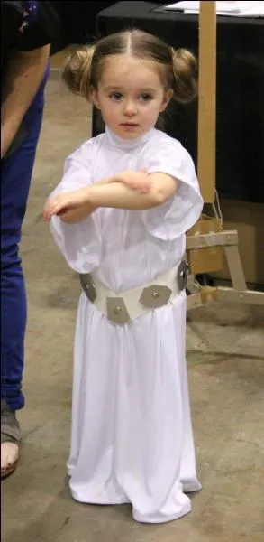 Cette petite fille s'est déguisée en princesse, je suis sûr que vous allez la reconnaître !