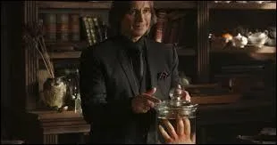 Lorsque Rumple lui redonne sa main, Killian frappe :