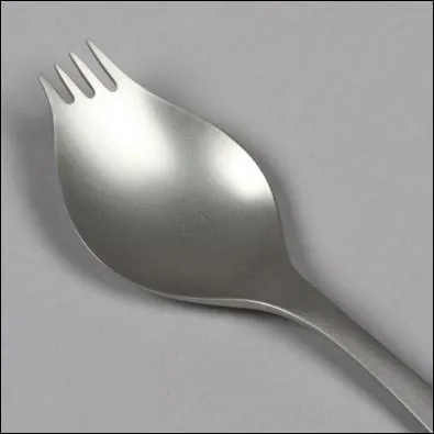 Une cuillère, un couteau et une fourchette en un seul couvert cette fourchette-cuillère imaginée par un naturaliste lors d'une expédition dans le grand nord canadien se fait une place sur les tables des grands chefs étoilés, séduits par son originalité. Quel est son petit nom ?