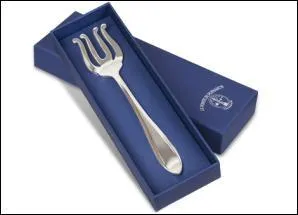 Petite mais à quatre dents, que peut-on bien manger avec cette drôle de fourchette.