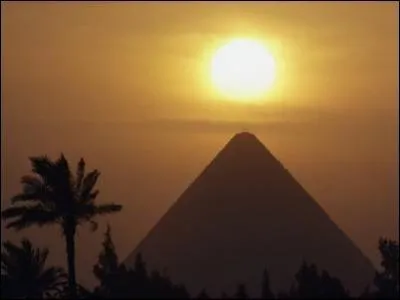 Qui est ce dieu suprême en Égypte qui assure le renouvellement perpétuel de l'univers ?