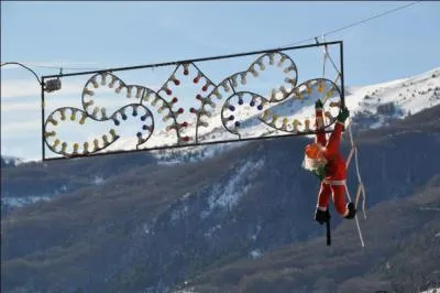 Un accident est si vite arrivé ... Signalisation sphérique, rouge et blanche ou lumineuse indiquant aux pilotes de l'air la présence de lignes hautes tension (Occasionnellement permettant au père Noël de repérer les câbles électriques dans la nuit) ?
