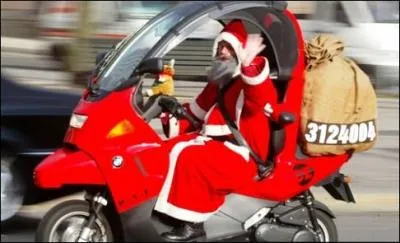 Quel véhicule à deux roues facilite les déplacements (et la distribution des cadeaux) principalement dans les embouteillages ?