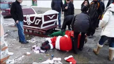 Un accident est si vite arrivé ... Si le père Noël portait un gilet jaune fluo, il risquerait moins un accident de traîneaux ?
