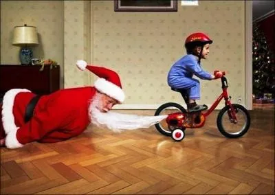 Personnage de « Il était une fois l'homme », ce grand sage érudit fabrique régulièrement des inventions géniales et se prend les pieds dans sa longue barbe ... Un peu comme ce malheureux père Noël avec les roues de ce tricycle !