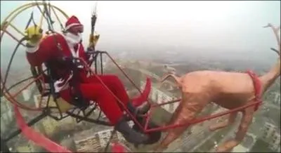 Le voilà le traîneau qui "traîne haut" ... Mais sur quoi ce père Noël vole-t-il en prenant des risques inconsidérés sans son gilet jaune fluo ?