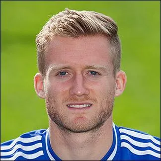 Qui est ce milieu gauche ?