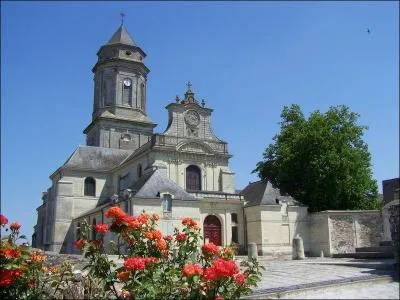 Quel département ne touche pas à celui de la Mayenne ?