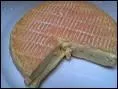Souvent accompagné de cumin, quel est ce fromage rond orangé, apparu au Moyen-Age, dont la saveur franche et relevée et le nez caractéristique, ont conquis les gourmets ?