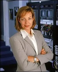 Une autre héroïne de série est surnommée d'après ses initiales, c'est la fameuse porte-parole du gouvernement américain, dans la série A la Maison-Blanche, C.J. Cregg. C.J pour...  ?