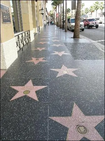 Combien y a-t-il environ d'étoiles au Hollywood Walk Of Fame ?