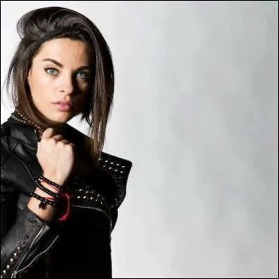 Comment s'appelle cette fille ?