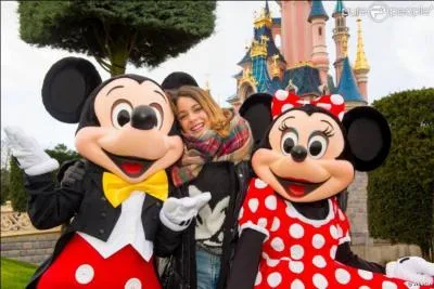 Comment s'appelle la personne entourée de Mickey et Minnie ?
